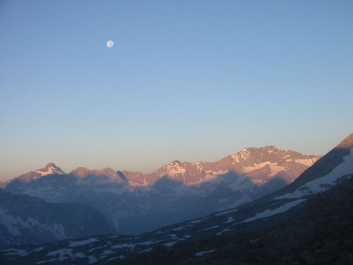 Dawn moon from Bishop Pass